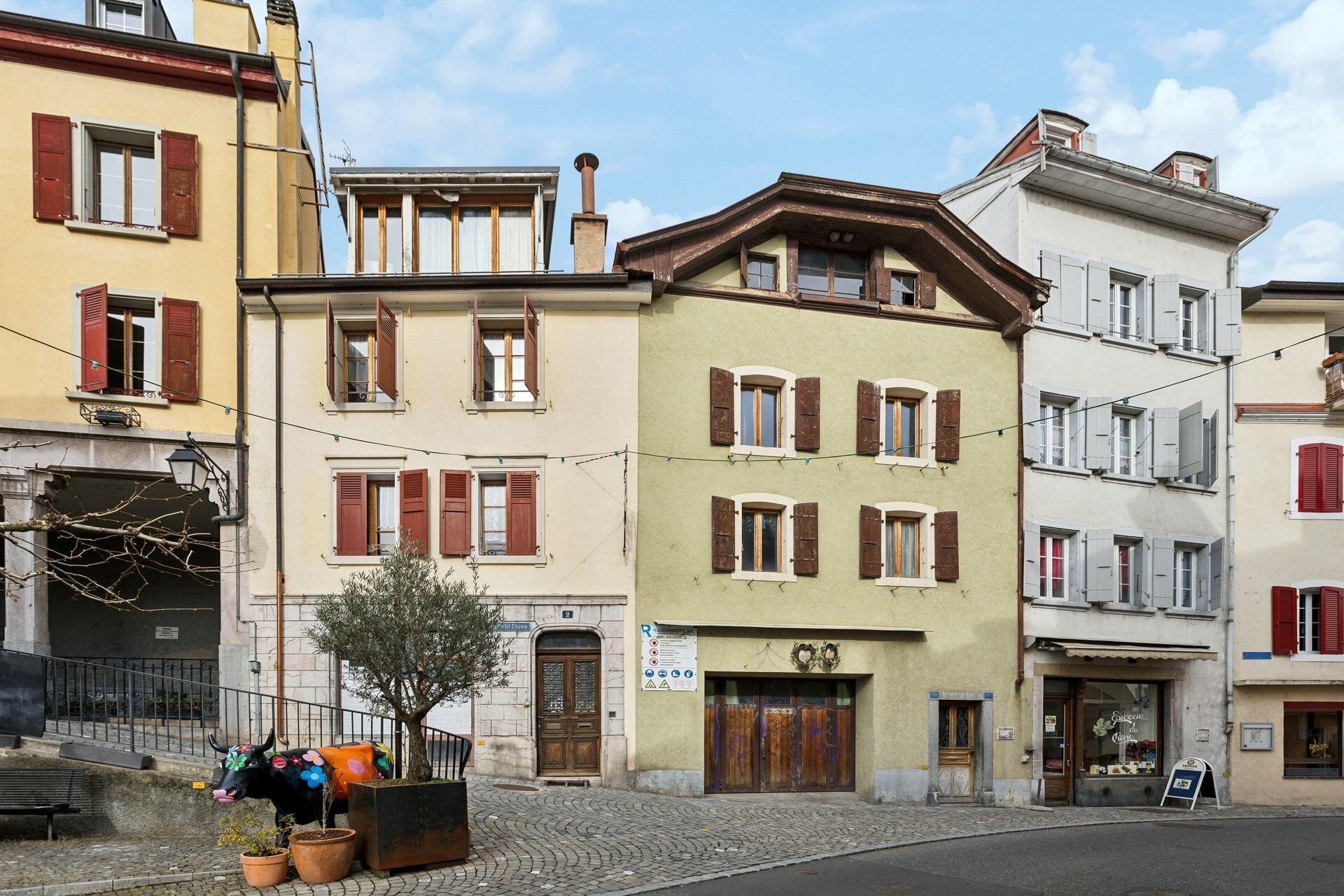 Immeuble à rénover avec 3 studios et un local commercial