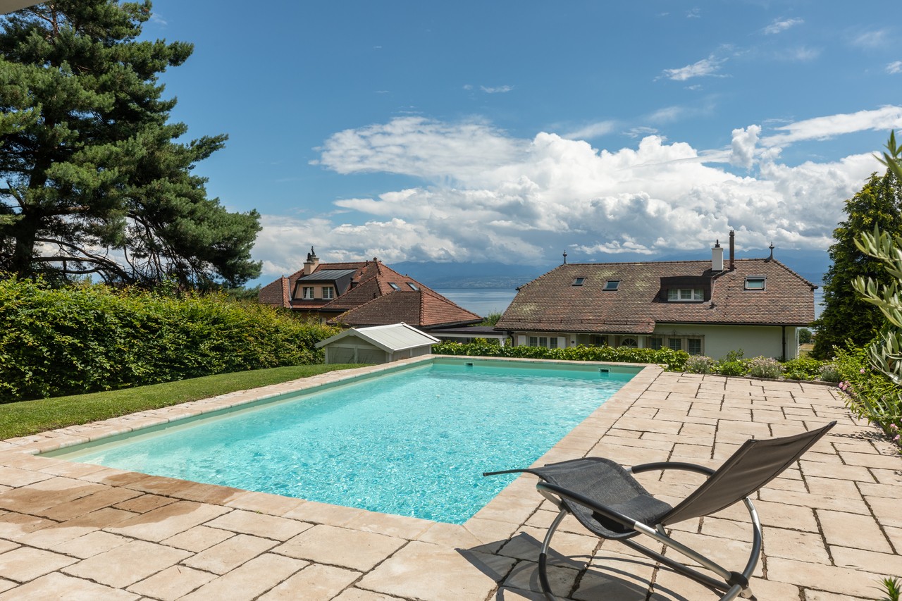 Superbe maison jumelle avec piscine et vue lac