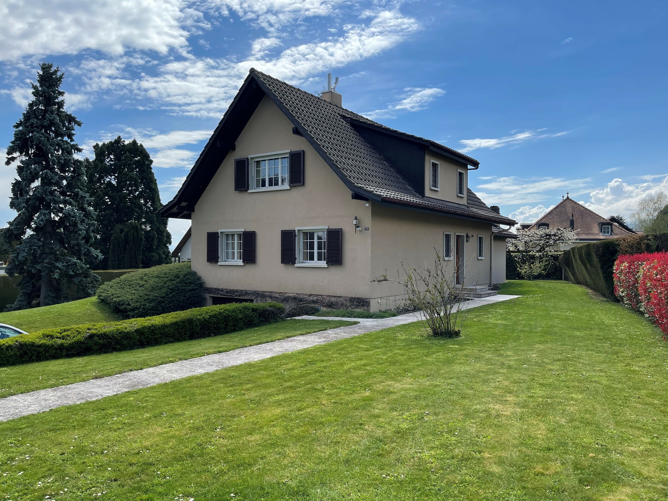 Maison individuelle avec vue sur le lac et grand terrain