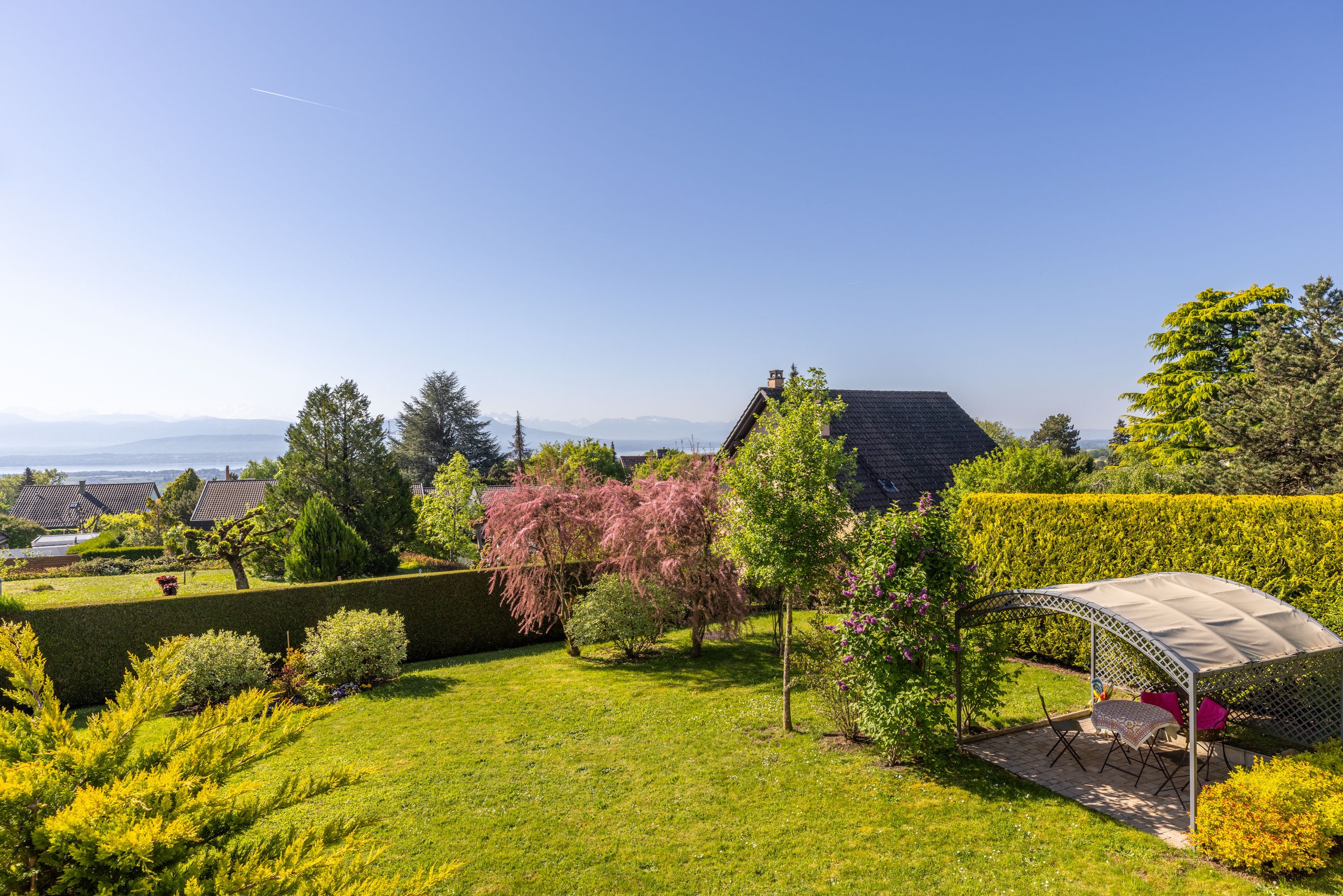 Un écrin de verdure avec vue sur le lac et le Mont-Blanc