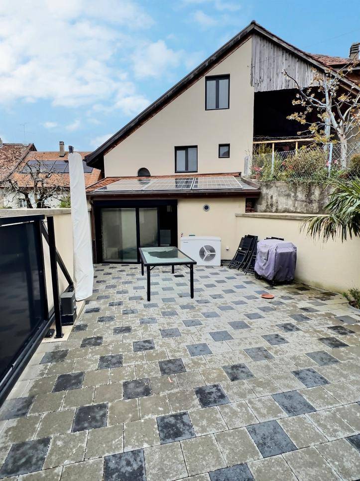 Charmante maison contiguë de 3½ pièces avec grande terrasse et place de parc, située au coeur du village