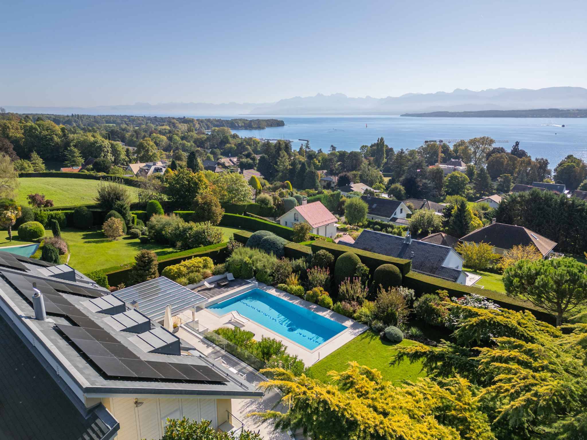 Élégance contemporaine avec vue imprenable sur le lac & les Alpes