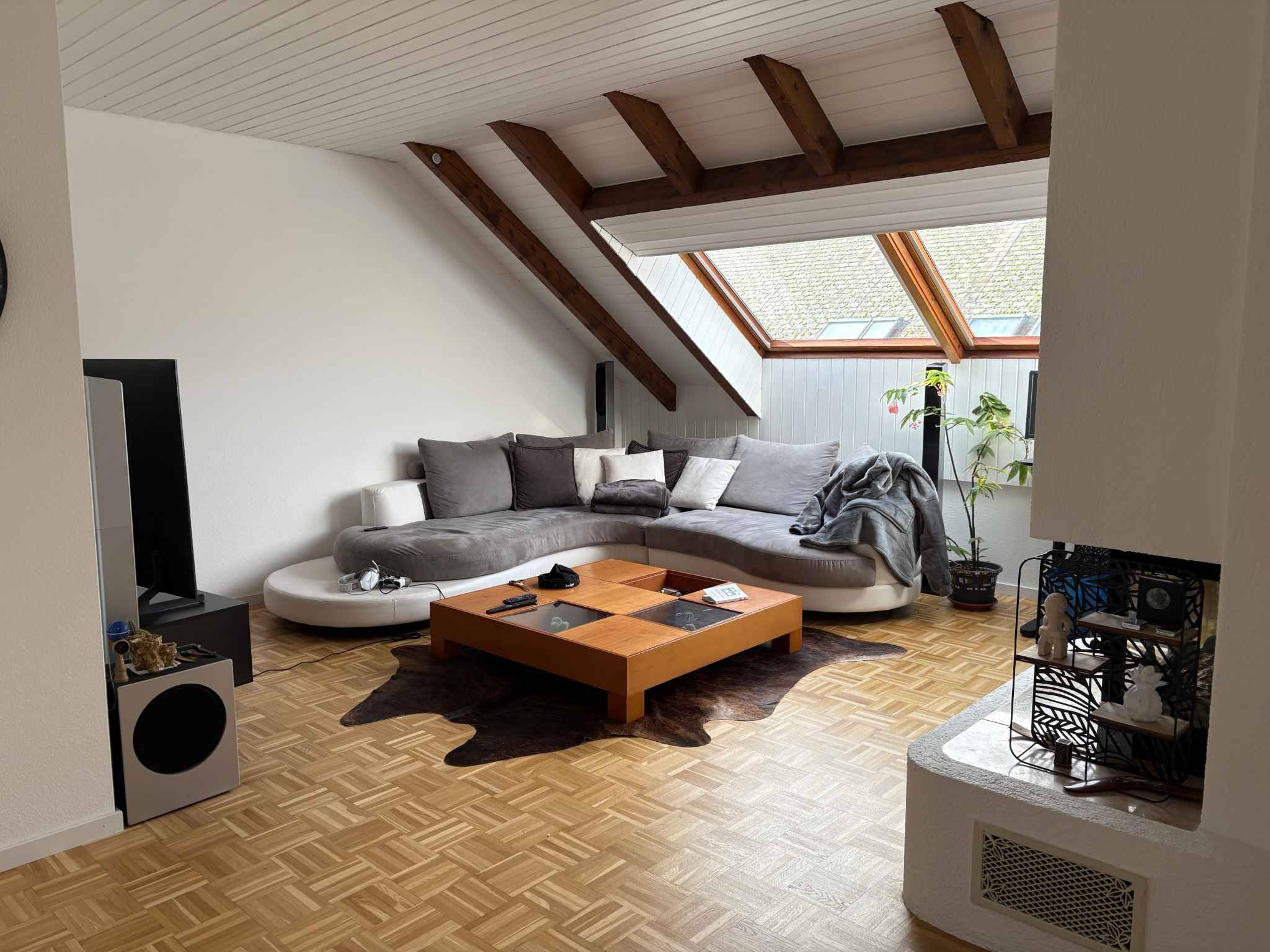 CHARME ET CACHET POUR CE SPACIEUX LOGEMENT DE 2,5 PIECES AU DERNIER ETAGE 