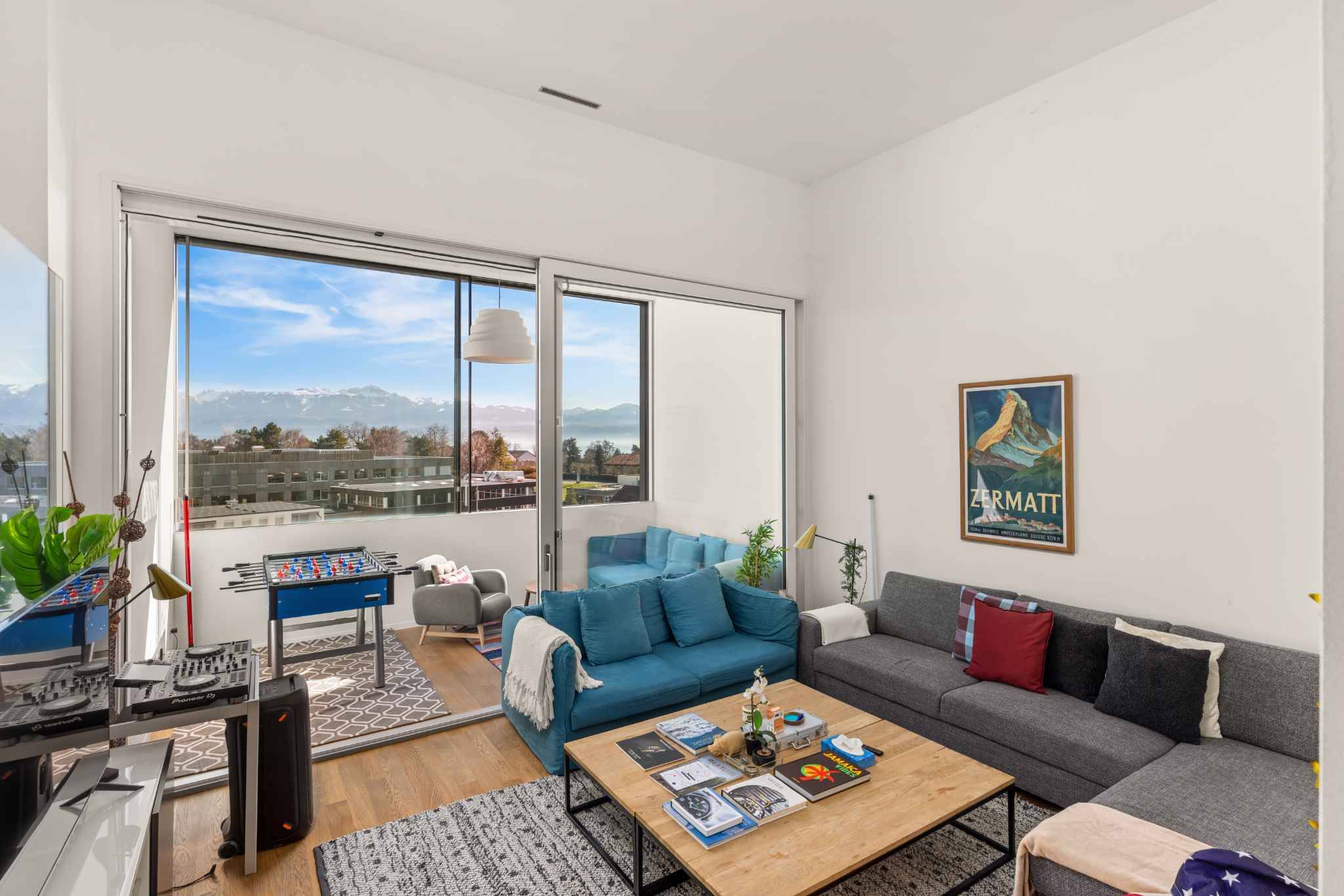 Attique lumineux avec vue sur le lac à Saint-Sulpice