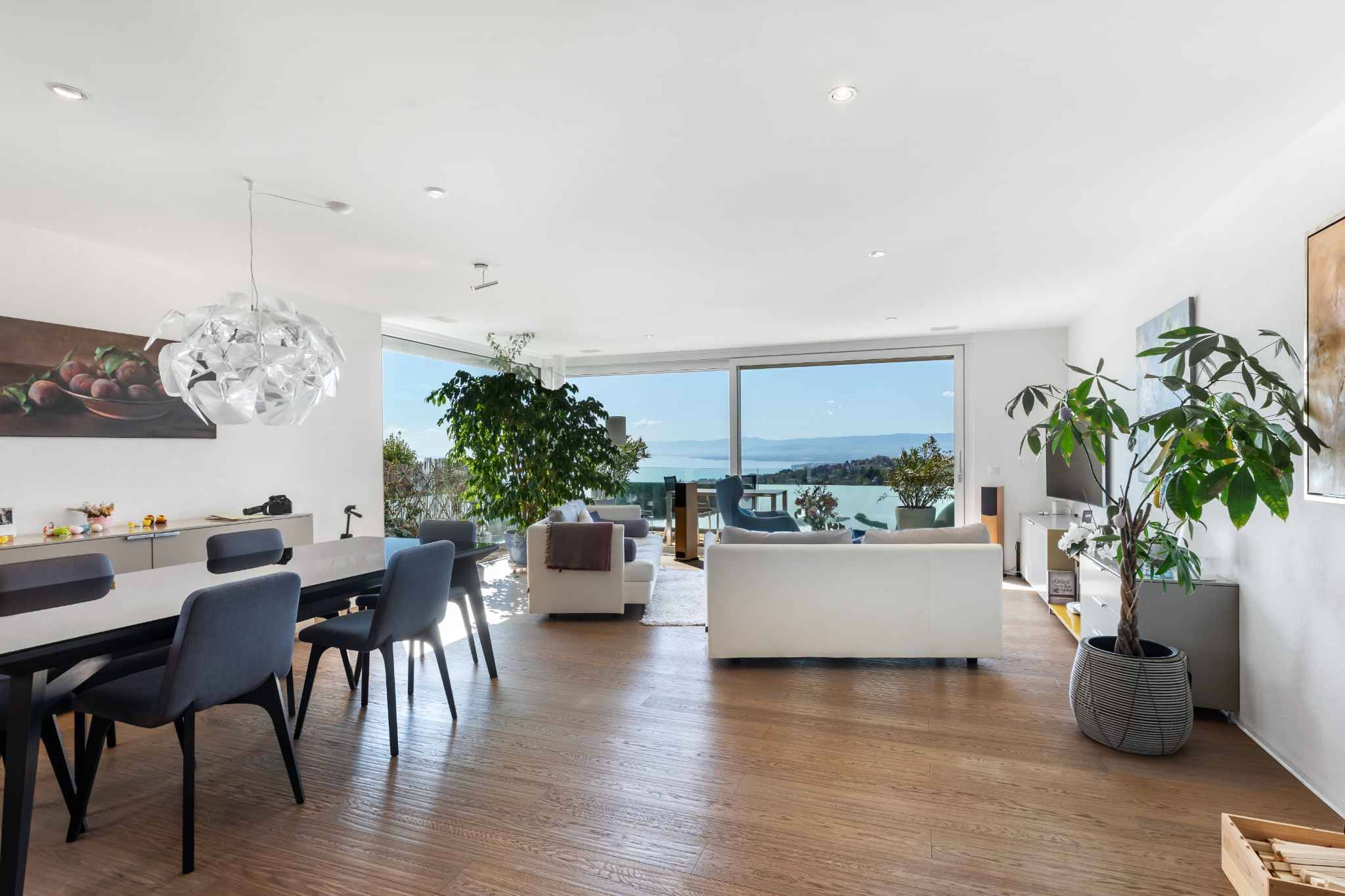 Au coeur du village, superbe duplex avec belle vue sur le lac