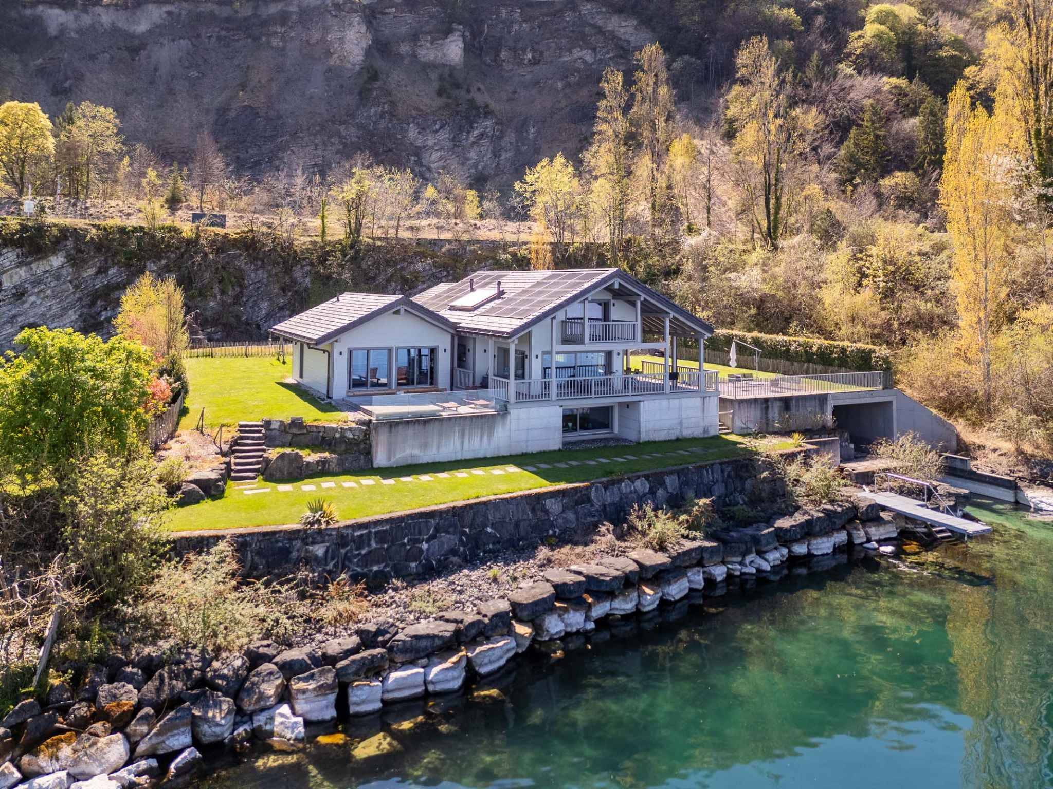 Villa contemporaine pieds dans l’eau avec garage à bateau