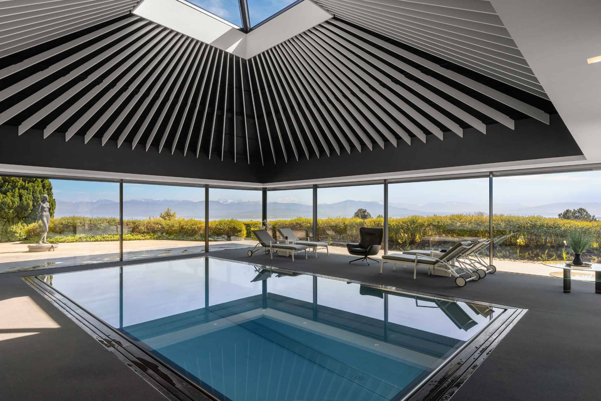 Propriété d'exception avec piscine intérieure et vue sur le lac Léman