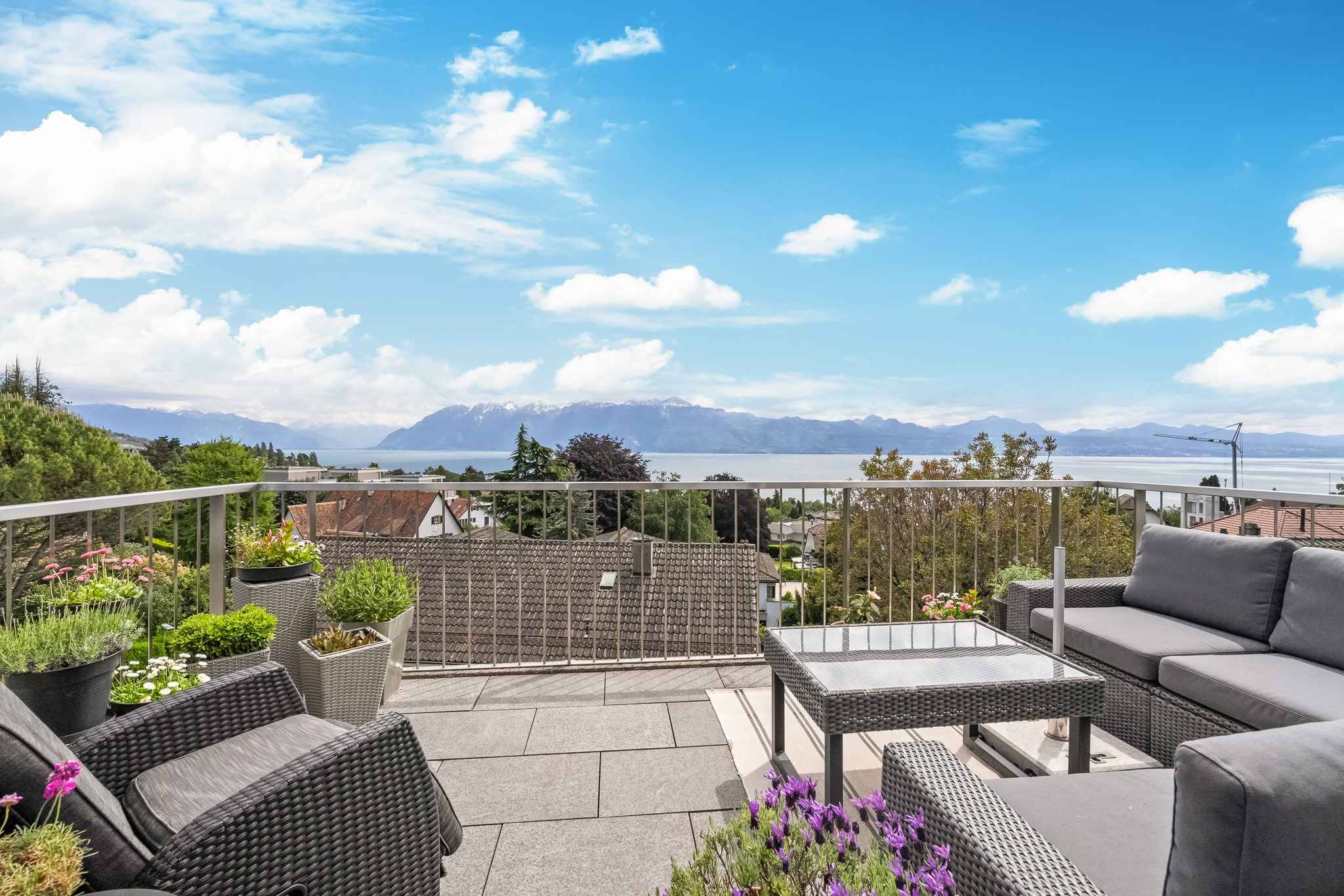Attique d’exception avec vue panoramique sur le lac Léman