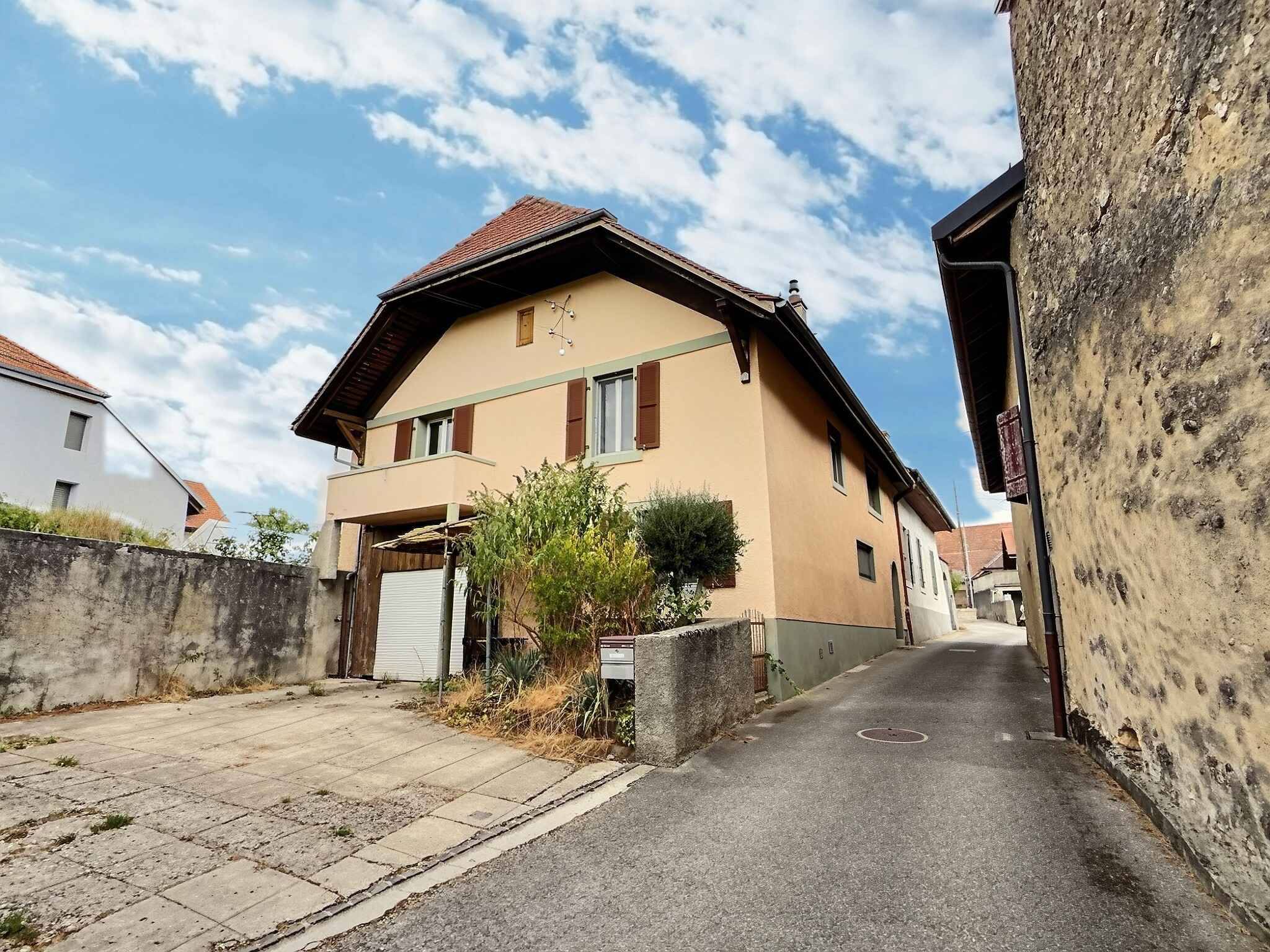 Charmante maison mitoyenne de 4½ pièces avec vaste galetas, garages et places de parc